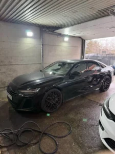 profesionalno opran crni sportski automobil