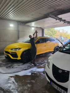 Auto perionica zuti lamborghini